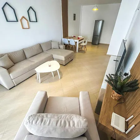 Spacious Living 828 *